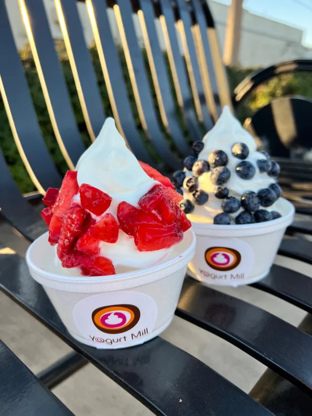 FRUIT DEBATE 🍦🍓🫐
ㅤ
Are you are vanilla w/strawberries or vanilla with blueberries person? Let us know in the comments!