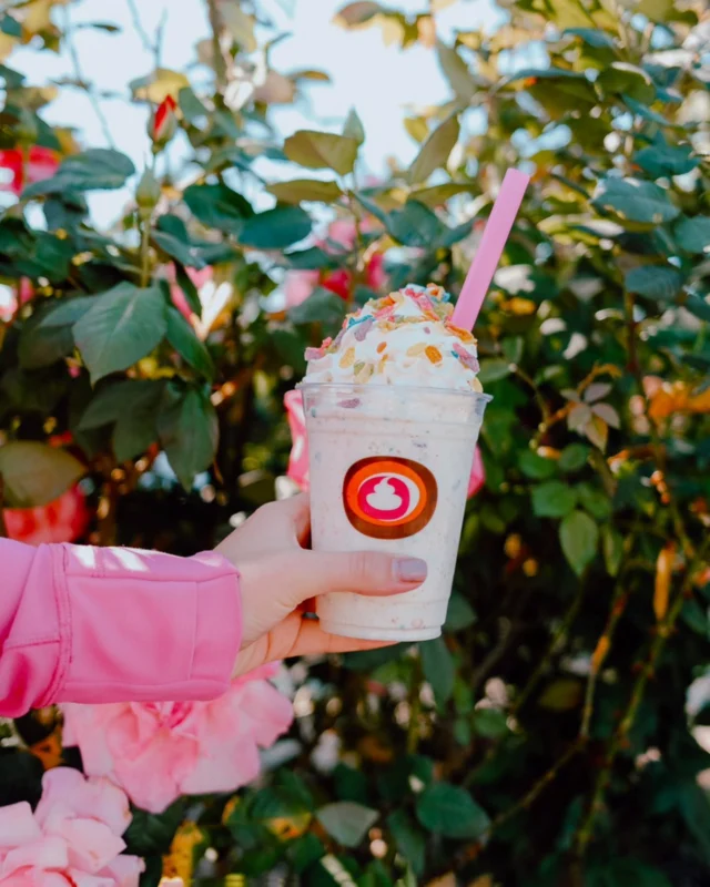 The Fruity Pebbles shake is giving all the summer vibes! ☀️🌸🥤🌈